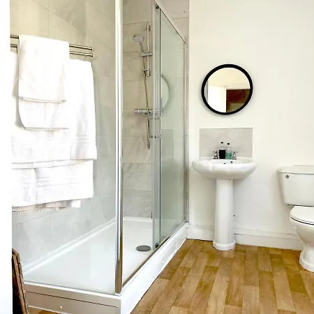 The Neville - Quaint Victorian With Free Parking *