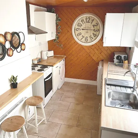 The Neville - Quaint Victorian With Free Parking *