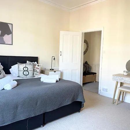 The Neville - Quaint Victorian With Free Parking *