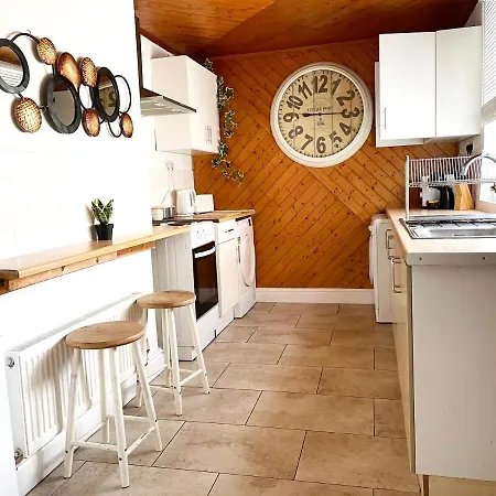 The Neville - Quaint Victorian With Free Parking *