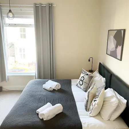 The Neville - Quaint Victorian With Free Parking *