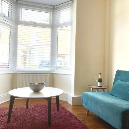 The Neville - Quaint Victorian With Free Parking