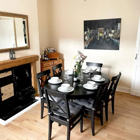 The Neville - Quaint Victorian With Free Parking