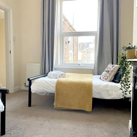 The Neville - Quaint Victorian With Free Parking *