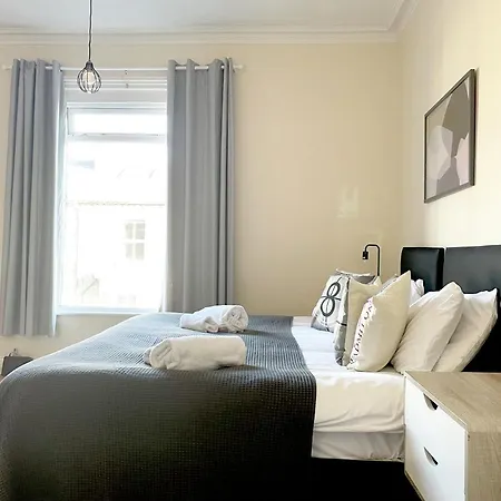The Neville - Quaint Victorian With Free Parking *