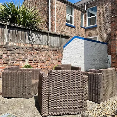 The Neville - Quaint Victorian With Free Parking York