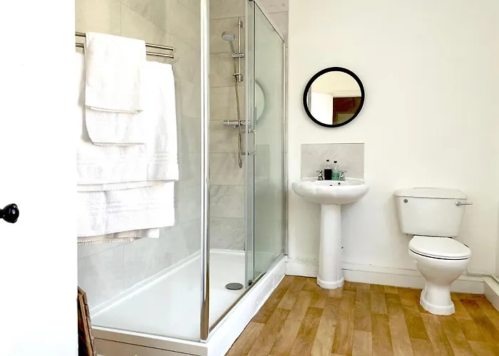 The Neville - Quaint Victorian With Free Parking *