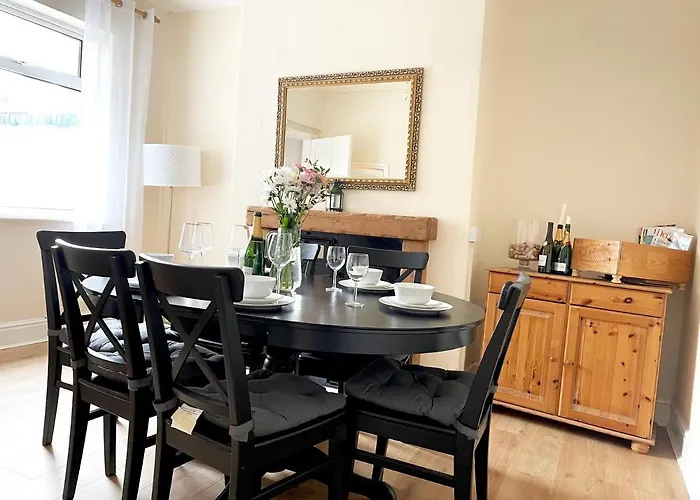 The Neville - Quaint Victorian With Free Parking Apartament