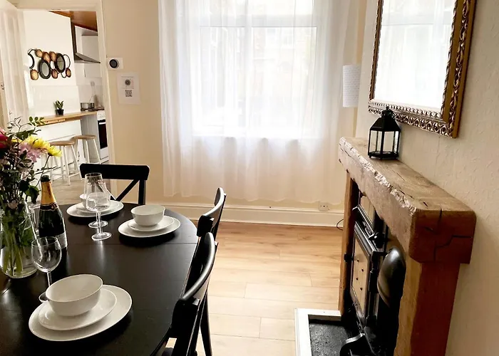 The Neville - Quaint Victorian With Free Parking Apartament *