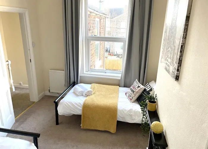 The Neville - Quaint Victorian With Free Parking *