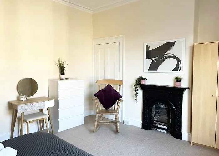 The Neville - Quaint Victorian With Free Parking *