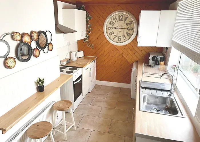 The Neville - Quaint Victorian With Free Parking *