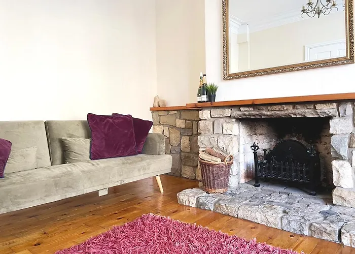 The Neville - Quaint Victorian With Free Parking