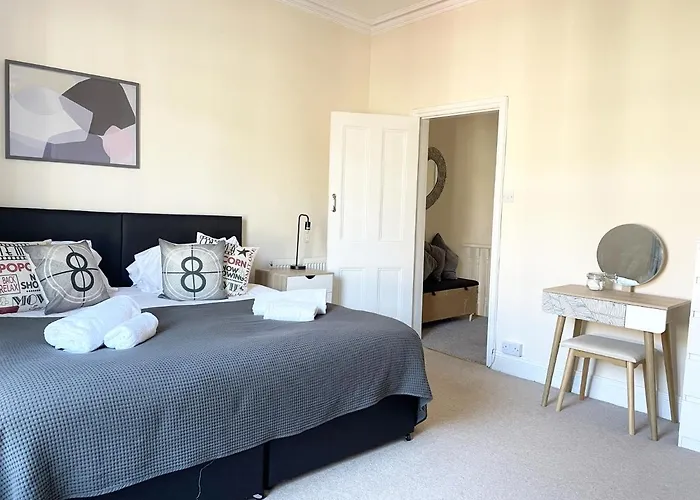 The Neville - Quaint Victorian With Free Parking *