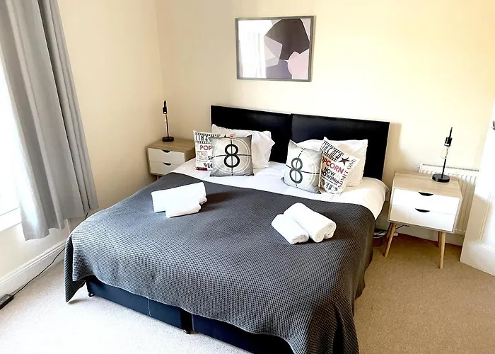 The Neville - Quaint Victorian With Free Parking