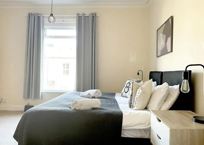 The Neville - Quaint Victorian With Free Parking *