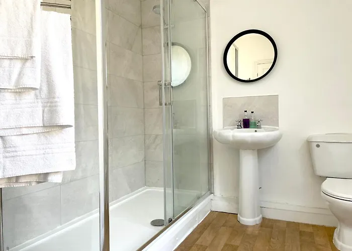 The Neville - Quaint Victorian With Free Parking