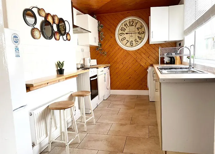 The Neville - Quaint Victorian With Free Parking *