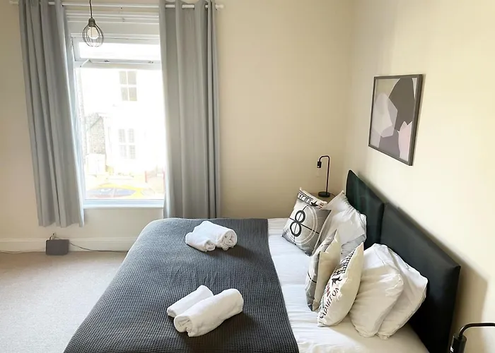 The Neville - Quaint Victorian With Free Parking *