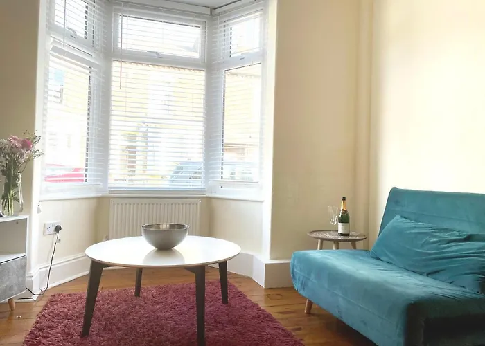 The Neville - Quaint Victorian With Free Parking