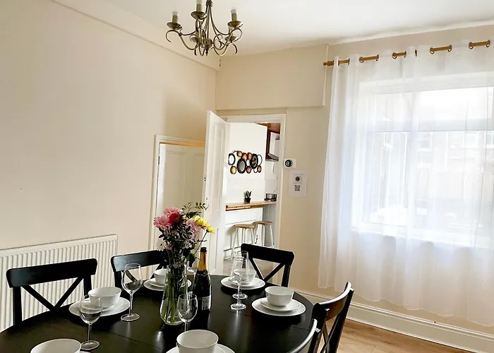 The Neville - Quaint Victorian With Free Parking Apartament