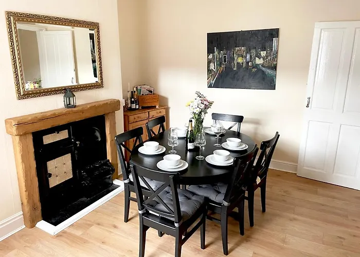 The Neville - Quaint Victorian With Free Parking