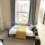The Neville - Quaint Victorian With Free Parking *