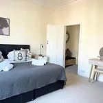 The Neville - Quaint Victorian With Free Parking *