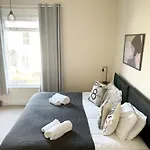 The Neville - Quaint Victorian With Free Parking *