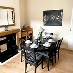 The Neville - Quaint Victorian With Free Parking