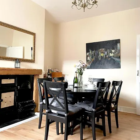 Apartment The Neville - Quaint Victorian With Free Parking